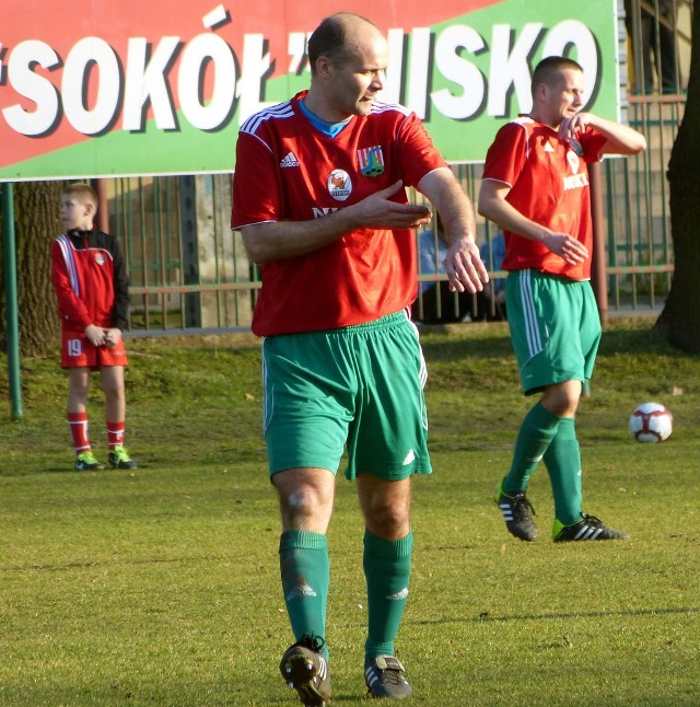 Piłkarze Sokoła Nisko (na pierwszym planie Artur Lebioda, z prawej Grzegorz Woźniak) zremisowali na własnym boisku z Jednością Niechobrz 1:1.