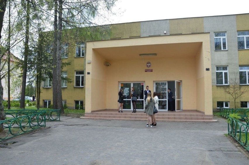 Gimnazjaliści z Ostrowca zdenerwowani po drugim dniu egzaminów. Było trudniej