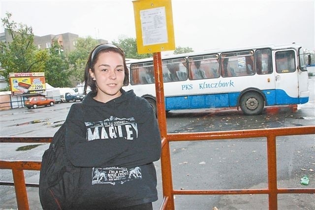 Dominika Kuchno dojeżdża PKS-em z Krzywiczyn do Kluczborka. - Czekamy na dodatkowe kursy, bo jest mało autobusów. (fot. Tomasz Dragan)