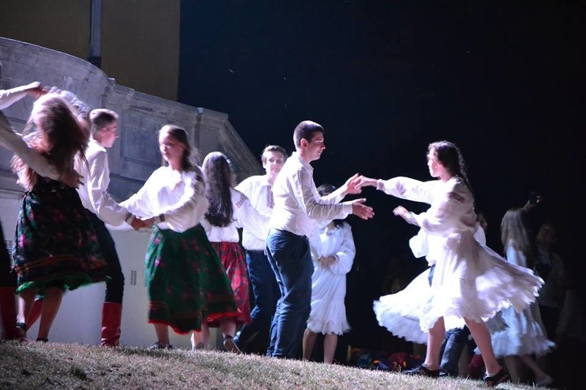 Popisy taneczne na wyspie zamkowej dali tradycyjnie młodzi...