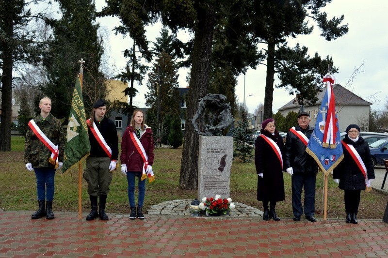 W Zbąszynku kwiaty i zapalone znicze złożyły władze gminy,...