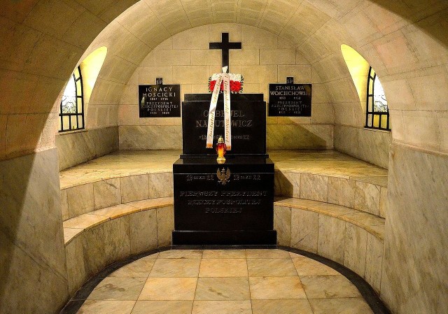Grób Gabriela Narutowicza w podziemiach bazyliki archikatedralnej św. Jana Chrzciciela w Warszawie