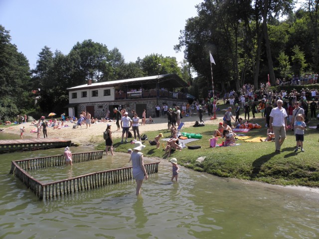 Na plażę idziemy żeby się zrelaksować, ale z piciem piwka uważajmy. Na niektórych plażach są do tego wyznaczone miejsca.