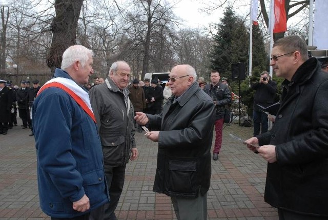 W czasie uroczystości pod pomnikiem kombatanci Adam Mrzygłód i Tomasz Grzelecki otrzymali odznaczenia za zasługi