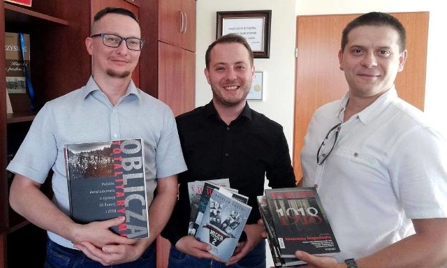 Wiceburmistrz Skalbmierza Kamil Włosowicz (w środku) otrzymał książki z rąk liderów Ponidziańskiego Stowarzyszenia Tukidydes - Adriana Szczerby (z lewej) i Łukasza Chodóra.