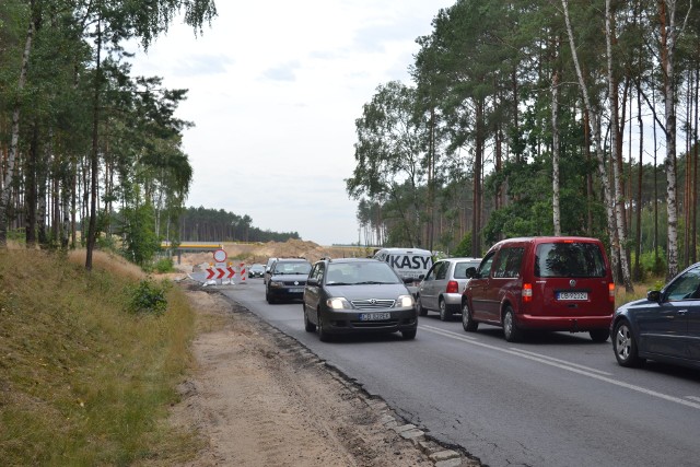 Pod koniec lipca pod Tryszczynem ruch z drogi wojewódzkiej 244 został skierowany na gotowy już wiadukt. Teraz wykonawca musiał  rozebrać stary odcinek DW 244 i położyć nowy, betonowy, stanowiący już odcinek drogi ekspresowej S-5 . Kiedy prace te zostaną wykonane, będziemy jeździć już pod wiaduktem nowym odcinkiem drogi ekspresowej S-5.Tomasz Okoński, rzecznik GDDKiA zapewniał, że utrudnienia znikną w 2 tygodnie. Sygnalizacja już  zniknęła. Flesz - wypadki drogowe. Jak udzielić pierwszej pomocy?