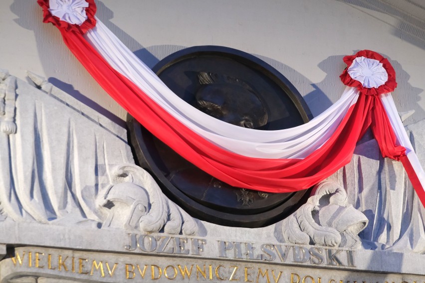Płaskorzeźba Józefa Piłsudskiego wróciła na budynek PKP Polskich Linii Kolejowych w Warszawie [ZDJĘCIA]