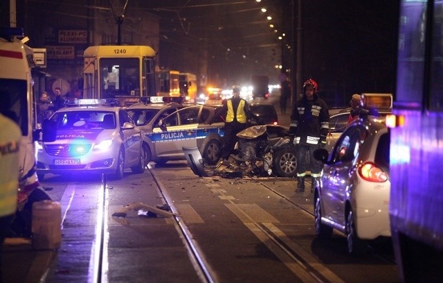 Na ul. Limanowskiego karetka zderzyła się z czterema samochodami.