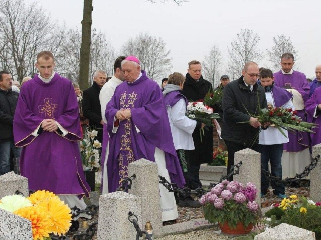 Przy grobie księdza Kujota w Grzybnie pomodlono się, a następnie złożono wiązanki