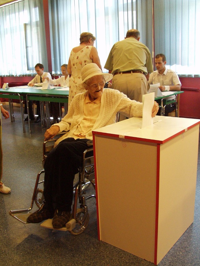 94-letnia Maria Kwoczyk z wyspy Pasieka przyjechała głosować na wózku inwalidzkim.