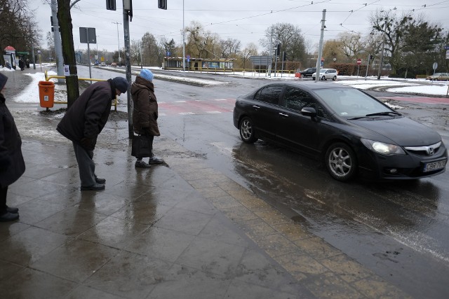 W czwartek w czasie porannego szczytu jezdnie były już czarne, pomogła pogoda i resztki śniegu rozjeździły auta