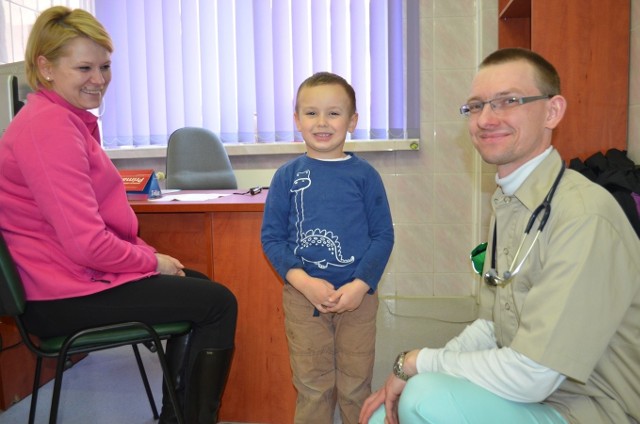 Dr Waldemar Skibiszewski z czteroletnim Karolem i jego mamą Agnieszką, która pilnuje terminów szczepień syna