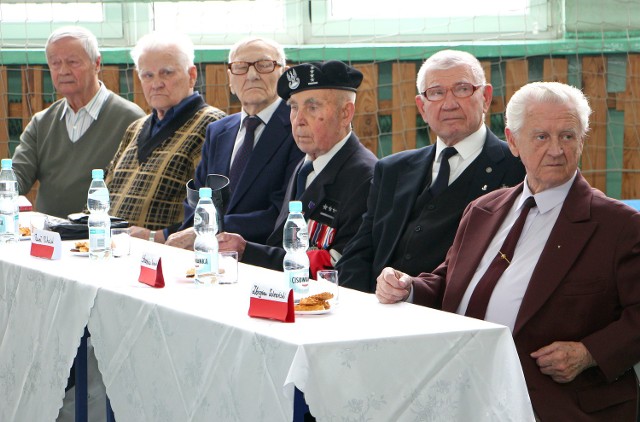 Na zaproszenie gimnazjalistów z grudziądzkiej "siódemki" na uroczyste spotkanie przybyli Żołnierze Niezłomni: Zbigniew Zelmański, Stanisław Wierzchucki, Paweł Puchalski, Lucjan Borysewicz, Jerzy Zalewski i Jerzy Maksajdowski. Po części artystycznej w wykonaniu młodych artystów przyszedł czas na wystąpienia gości. Była to najciekawsza lekcja historii twierdzą gimnazjaliści.