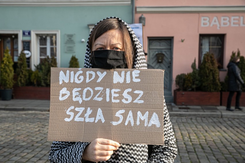 Pikieta solidarnościowa pod komisariatem policji w Krakowie. "Nie będziecie szli sami na przesłuchanie" [ZDJĘCIA]