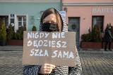 Pikieta solidarnościowa pod komisariatem policji w Krakowie. "Nie będziecie szli sami na przesłuchanie" [ZDJĘCIA]