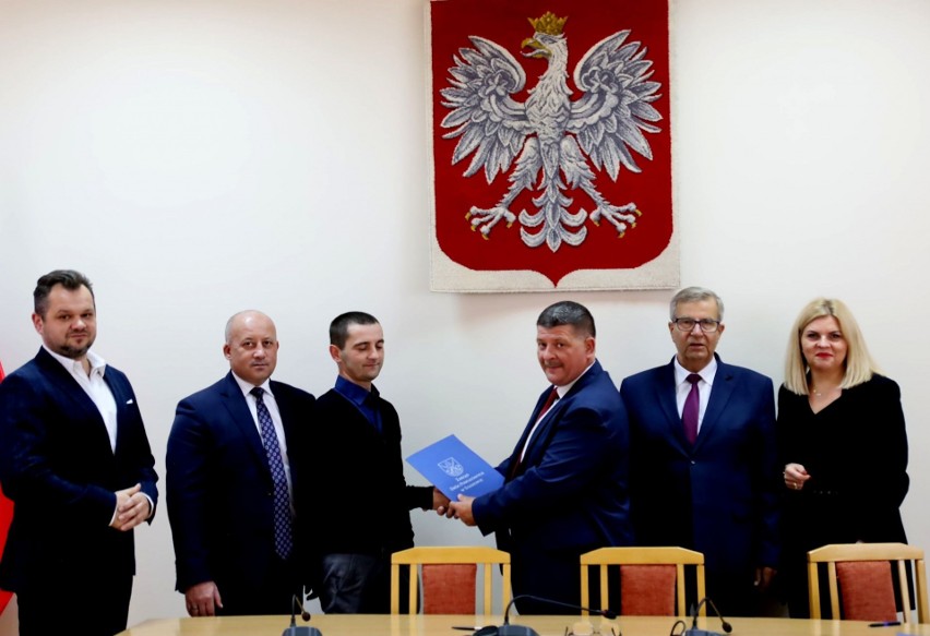 Przekazanie umowy na realizację zadania w gminie Osiek.