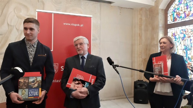 Od lewej: Hubert Maziejuk, Mirosław Gawryś i Jolanta Kapiszka, podczas konferencji prasowej 14 lutego w słupskim ratuszu.