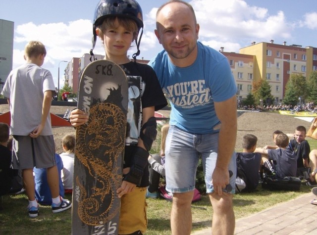 - Skatepark odciągnie syna od komputera - przekonuje Dariusz Wróblewski, tata Kuby, który jeździ na deskorolce. - Podoba mi się - mówi o obiekcie chłopiec.