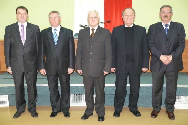 Zarząd Powiatu Starachowickiego. Od prawej: Marek Pawłowski, Cezary Berak, Andrzej Matynia (starosta), Marian Mróz i Dariusz Dąbrowski (wicestarosta).