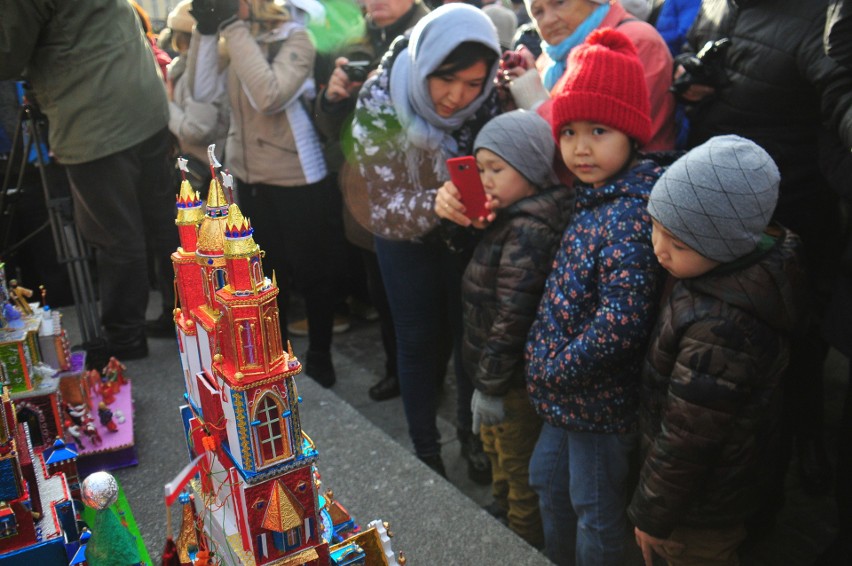 76. Konkurs Szopek Krakowskich. Po prezentacji na estradzie Targów Bożonarodzeniowych trafiły do Celestatu [ZDJĘCIA]