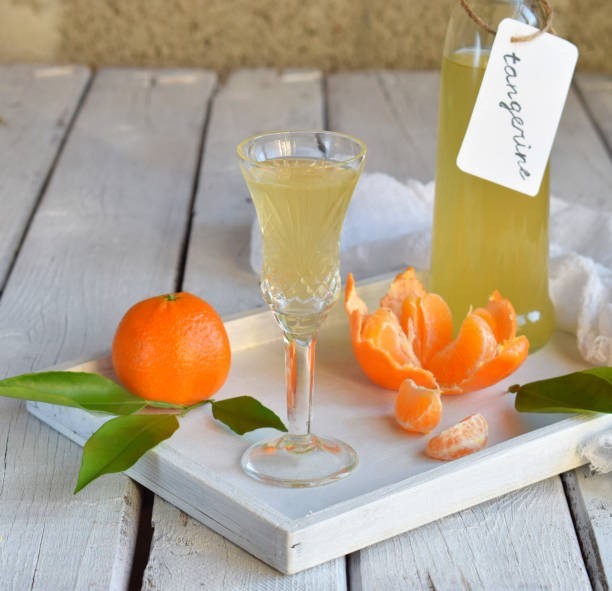 Nalewkę pomarańczową z tego przepisu zdążysz przygotować nawet na tydzień przed Nowym Rokiem. Jest bardzo aromatyczna i rozgrzewająca. >>>ZOBACZ PRZEPIS NA KOLEJNYCH SLAJDACH