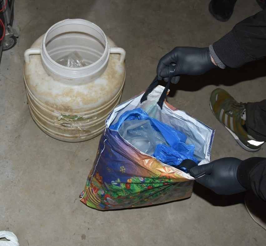 Policjanci zabezpieczyli blisko 5 kg narkotyków. 21-latek trzymał je w domu i w garażu [ZDJĘCIA]