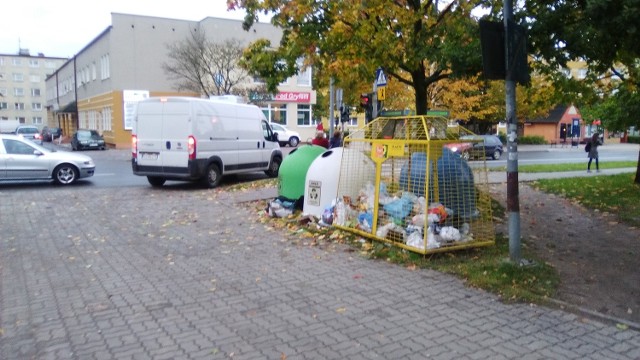 Wokół stacji z pojemnikami na odpady przy ul. Hubalczyków bardzo często panuje nieporządek.