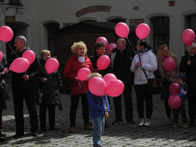 Już czwarty raz ulicami miasta przeszedł Marsz Różowej Wstążeczki. Do Bytowa przyjechało kilkaset osób machających różowymi balonikami. Były amazonki nie tylko z Bytowa, ale też Słupska, czy Chojnic.