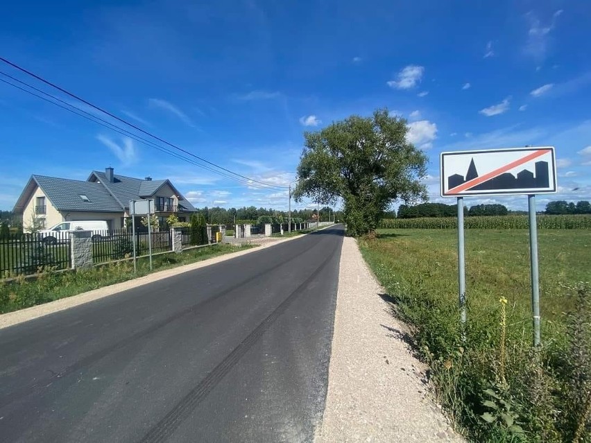 Nowy asfalt na trzech odcinkach dróg w Ławach w gminie Rzekuń. 30.08.2023. Zdjęcia