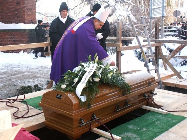 spoczął przy kościele pod wezwaniem św. Zygmunta i św. Jadwigi Śląskiej w Koźlu.