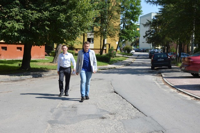 Po jeszcze niewyremontowanej ulicy Harcerskiej spacerowali radny Paweł Kępa i prezydent Marek Materek.