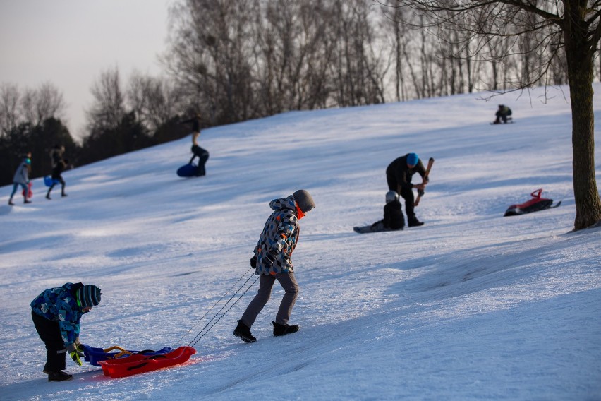 W parku Wieniawskiego zostanie wysypane aż 30 ton śniegu....