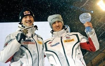 Adam Małysz z brązowym medalem i Kamil Stoch Fot. PAP/Grzegorz Momot