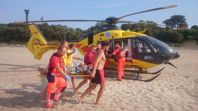 Na plaży w Jarosławcu około godziny 16:00 lądował śmigłowiec Lotniczego Pogotowia Ratunkowego. Pomoc wezwano do mężczyzny, który najprawdopodobniej zasłabł podczas kąpieli w morzu. Według nieoficjalnych informacji mężczyzna kąpał się w morzu przy sztucznej plaży. Najprawdopodobniej zasłabł i nie mógł wydostać się na brzeg.AktualizacjaZachodniopomorskie WOPR informuje, że zgłoszenie o tonącym mężczyźnie na dzikiej plaży w Jarosławcu (tzw. Dubaj) ratownicy wodni z Jarosławca otrzymali po godzinie 15:00.  67-latek z Jarocina znajdował się pod wodą. Na brzeg wydobyli go wczasowicze. Ratownicy WOPR - medycy   przeprowadzili reanimację.  O 15.30 u mężczyzny powrócił oddech i krążenie. W momencie lądowania śmigłowca LPR powróciła świadomość. Około godziny 16:00 mężczyzna został przetransportowany śmigłowcem do szpitala w Koszalinie.Zanim ratownicy wodni przybyli na miejsce zdarzenia reanimację 67-latka przeprowadzała anestezjolog z Krakowa. Razem z nią na zmianę, życie mężczyzny ratowały jeszcze dwie inne osoby. Okoliczności zdarzenia wyjaśnia policja.Zobacz także Sławno: Akcja "Jak nie czytam, jak czytam"