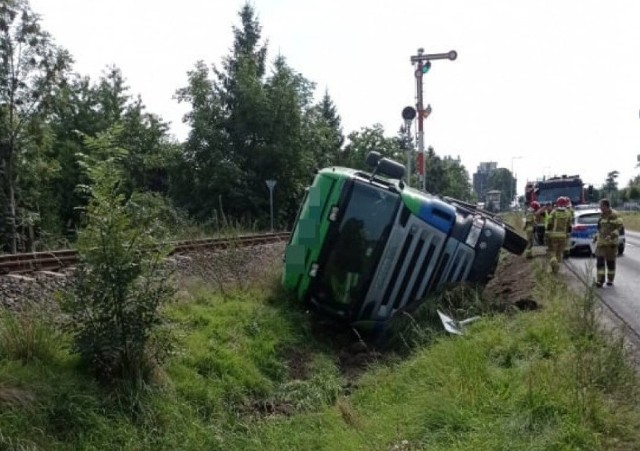 Cieżarówka wypadła z drogi prawdopodobnie wskutek błędu kierowcy
