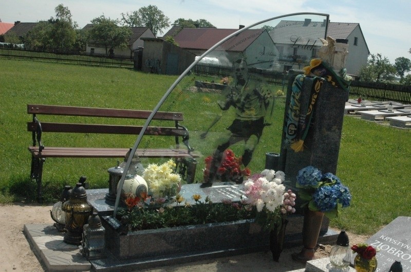 Grób Adama Ledwonia na cmentarzu w Radawiu
