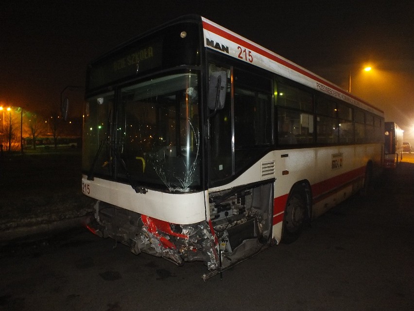 23-latek wjechał fordem w autobus pełen dzieci. Są ranni