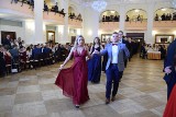 Studniówka III LO im. Stefana Batorego w Chorzowie. Tak bawią się maturzyści NOWE ZDJĘCIA