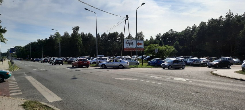 Na parkingu koło zalewu w Sielpi można uszkodzić samochód - alarmuje nasz czytelnik