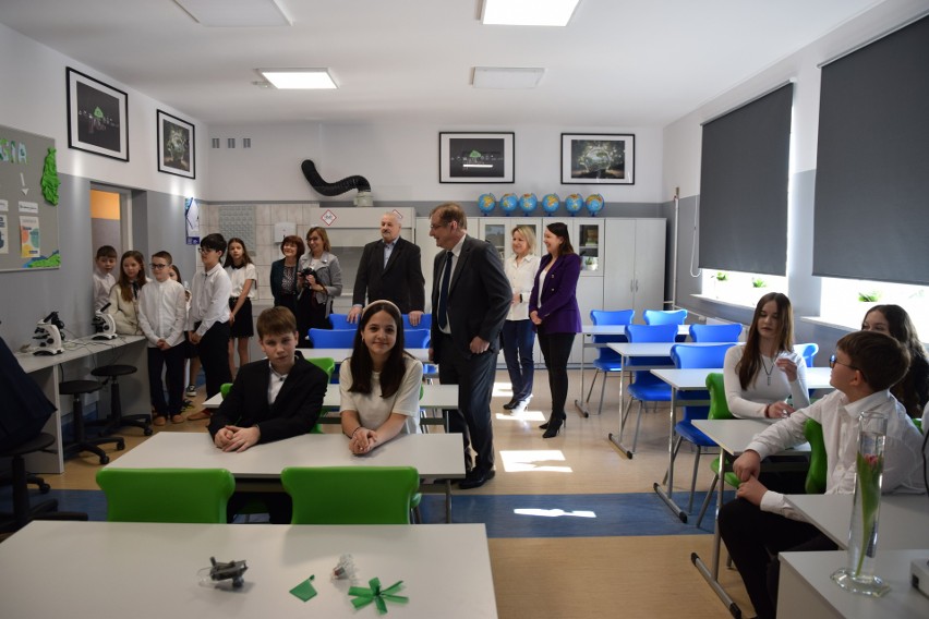 Otwarcie ekopracowni w Publicznej Szkole Podstawowej w Nagoszewie. Uczniowie już korzystają z nowej sali. Wstęgę przecięto 7.03.2024