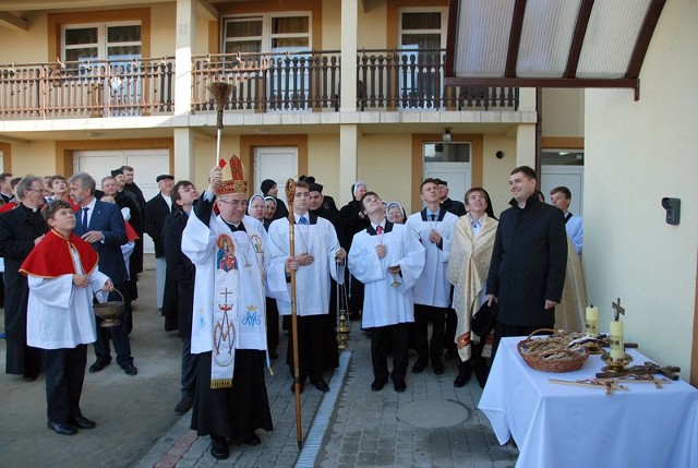 Ordynariusz rzeszowski bp Jan Wątroba poświęcił nowe skrzydło domu pomocy społecznej. Znajdzie się w nim m.in. sala do fizjoterapii.