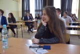 Egzamin gimnazjalny 2018 w Gimnazjum nr 1 w Tarnowie. Uczniowie zestresowani, ale z pozytywnym nastawieniem! [ZDJĘCIA]