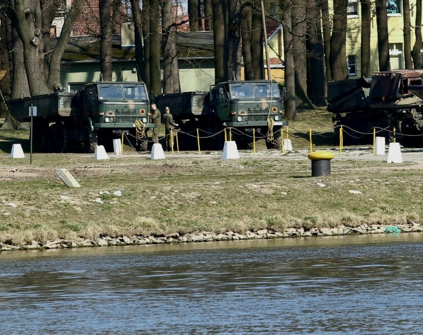 Wrocław: Dużo wojskowych i sprzętu nad Odrą. Co to za akcja?