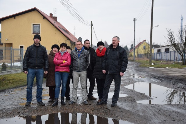 Mieszkańcy ul. Małorolnych mają dość oczekiwania na remont ulicy.