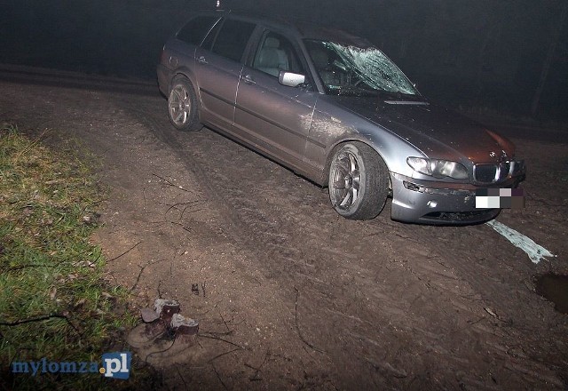 Tragiczny finał wypadku drogowego. Rowerzysta zginął po tym, jak został potrącony przez samochód marki BMW.Zdjęcia udostępnione dzięki uprzejmości portalu MyLomza.plZarobki w Biedronce, Lidlu, Kauflandzie. Ile zarabia kasjerka [ZAROBKI BRUTTO]