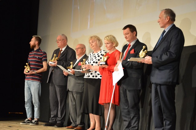 Na zdjęciu od lewej: Jakub Stec, Marek Lewandowski (dyr. Hospicjum św. Kamila), dr Jacek Smykał, Aniela Sydor (żona laureata Brunona Sydora), przedstawiciele Fundacji Szansa dla Niewidomych Edyta Woźniak i Dariusz Wojciechowski, Tadeusz Iżykowski (prezes Stowarzyszenia Hospicjum św. Kamila).