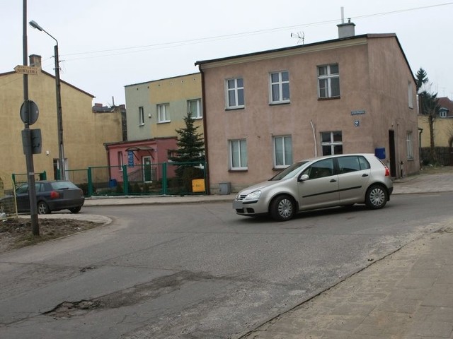 Skrzyżowanie ulic Długosza i Słowiańskiej jest równorzędne. Urzędnicy twierdzą, że tak ma zostać.