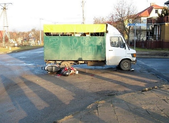 Kierujący skuterem z ogólnymi obrażeniami ciała trafił do szpitala.