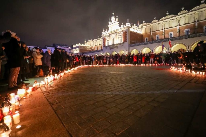 Największe serce świata dla Pawła Adamowicza. Akcja w Krakowie i w całej Polsce [ZDJĘCIA]