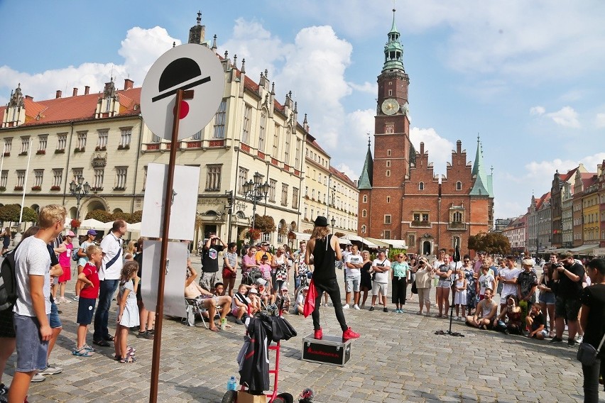 Na Rynku i na placu Solnym można spotkać artystów,...